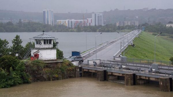 Сброс воды из симферопольского водохранилища в Салгир. Дамба. 