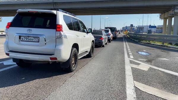 Автомобили стоящие в очереди на Крымский мост