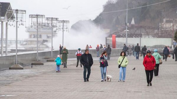 Алушта. Ранняя весна. Шторм