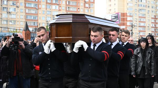Вынос гроба с телом модельера Вячеслава Зайцева из собора Троицы Живоначальной в подмосковном Щелково после отпевания.