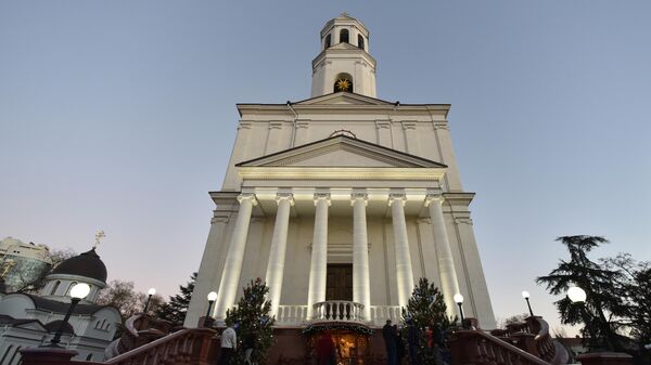 Александро-Невский кафедральный собор в Симферополе накануне праздника Рождества Христова.