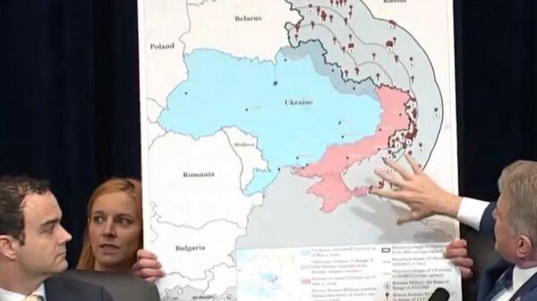 Конгрессмен Маккол показывает карту потенциальной досягаемости американских ракет
