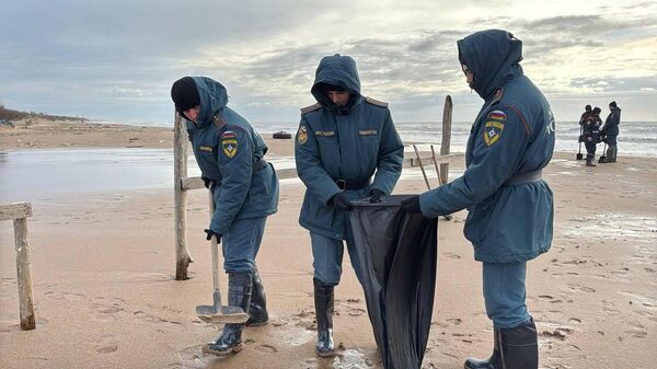 Спасатели приступили к ликвидации последствий разлива нефтепродуктов в Анапе и Темрюкском районе.