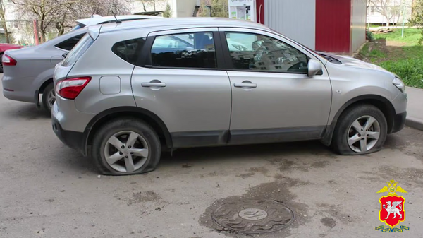В Керчи двое парней порезали шины 12 автомобилям