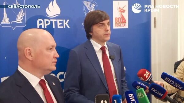 Министр образования РФ Сергей Кравцов (справа) и губернатор Севастополя Михаил Развожаев на Всероссийском совещании региональных министров образования