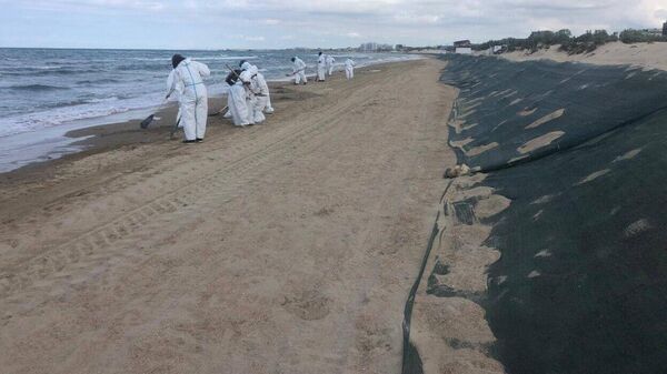 Новые пятна мазута обнаружили на пляже в Анапе