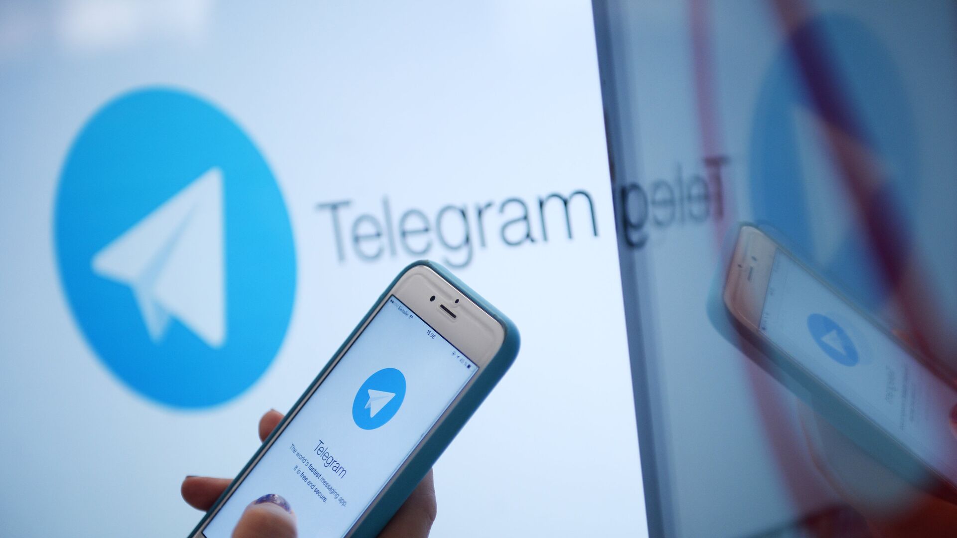 Мессенджер Telegram на экране монитора и телефона. Архивное фото Мессенджер Telegram на экране монитора и телефона. Архивное фото - РИА Новости, 1920, 28.08.2024