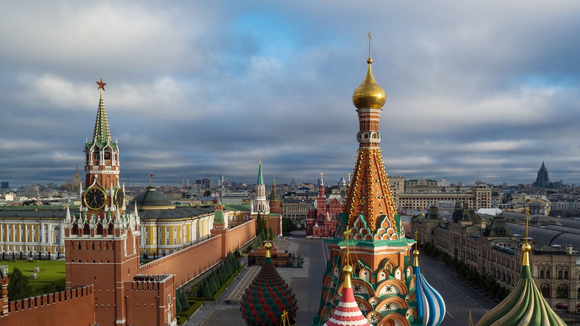 На первом плане купола Храма Василия Блаженного на Красной площади в Москве На первом плане купола Храма Василия Блаженного на Красной площади в Москве - РИА Новости, 1920, 20.05.2025